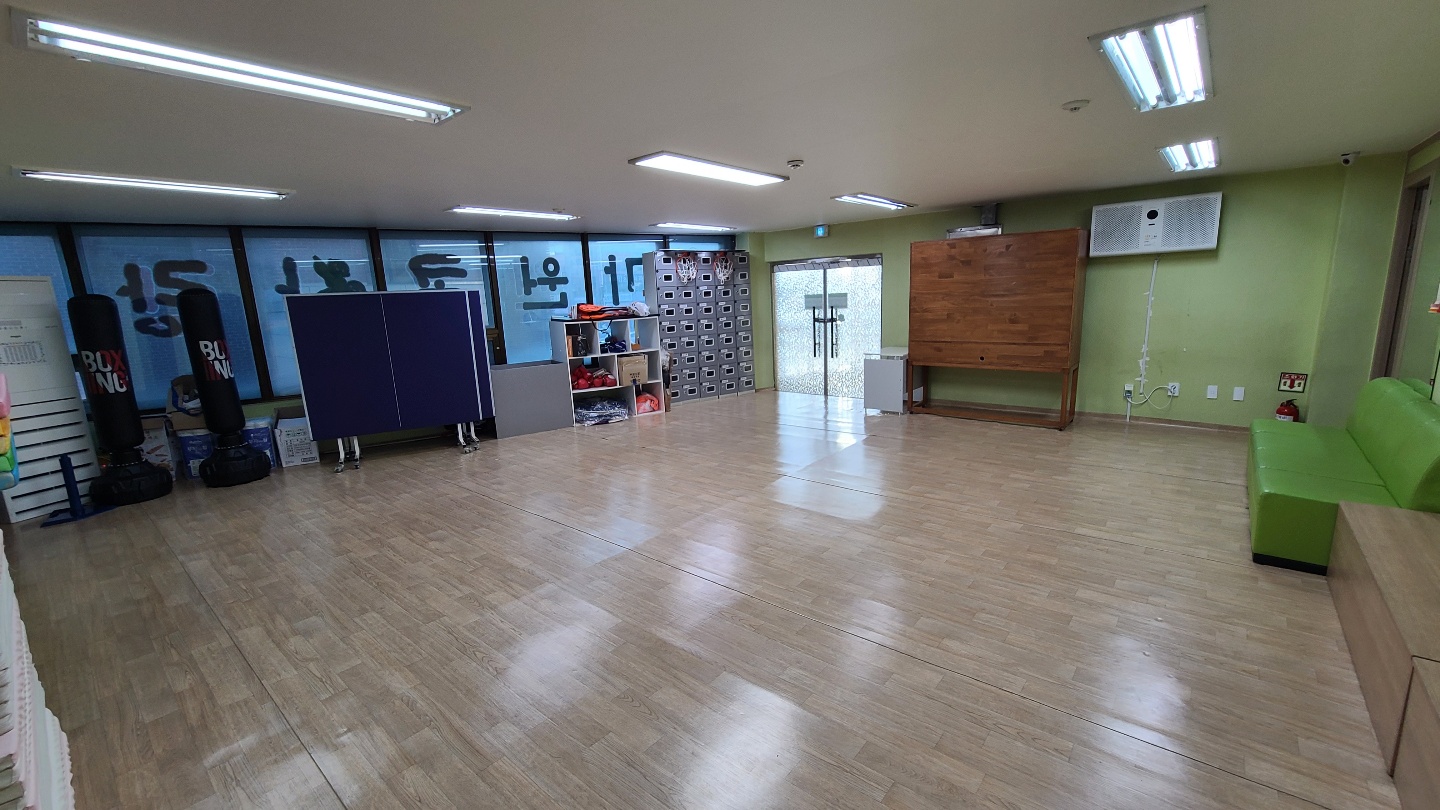 5번째 이미지:아이들이 예꿈지역아동센터 앞에서 찍은 단체사진입니다.5