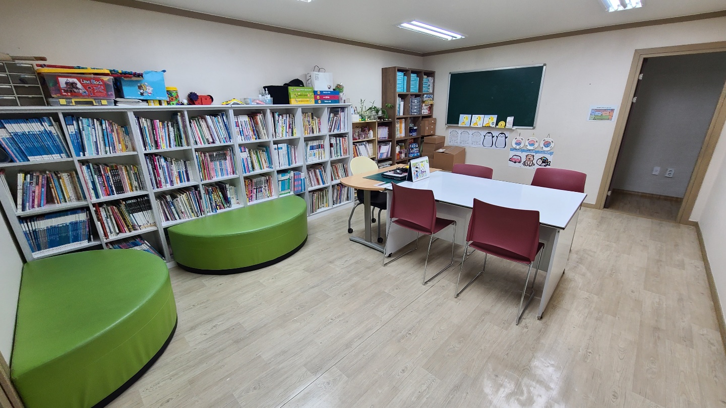 4번째 이미지:아이들이 예꿈지역아동센터 앞에서 찍은 단체사진입니다.4