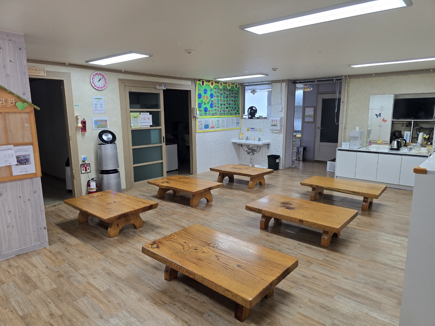 2번째 이미지:아이들이 예꿈지역아동센터 앞에서 찍은 단체사진입니다.2