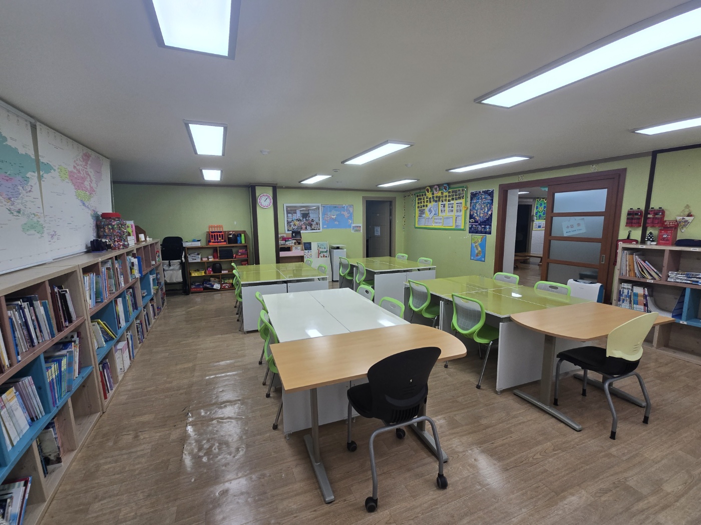 3번째 이미지:아이들이 예꿈지역아동센터 앞에서 찍은 단체사진입니다.3