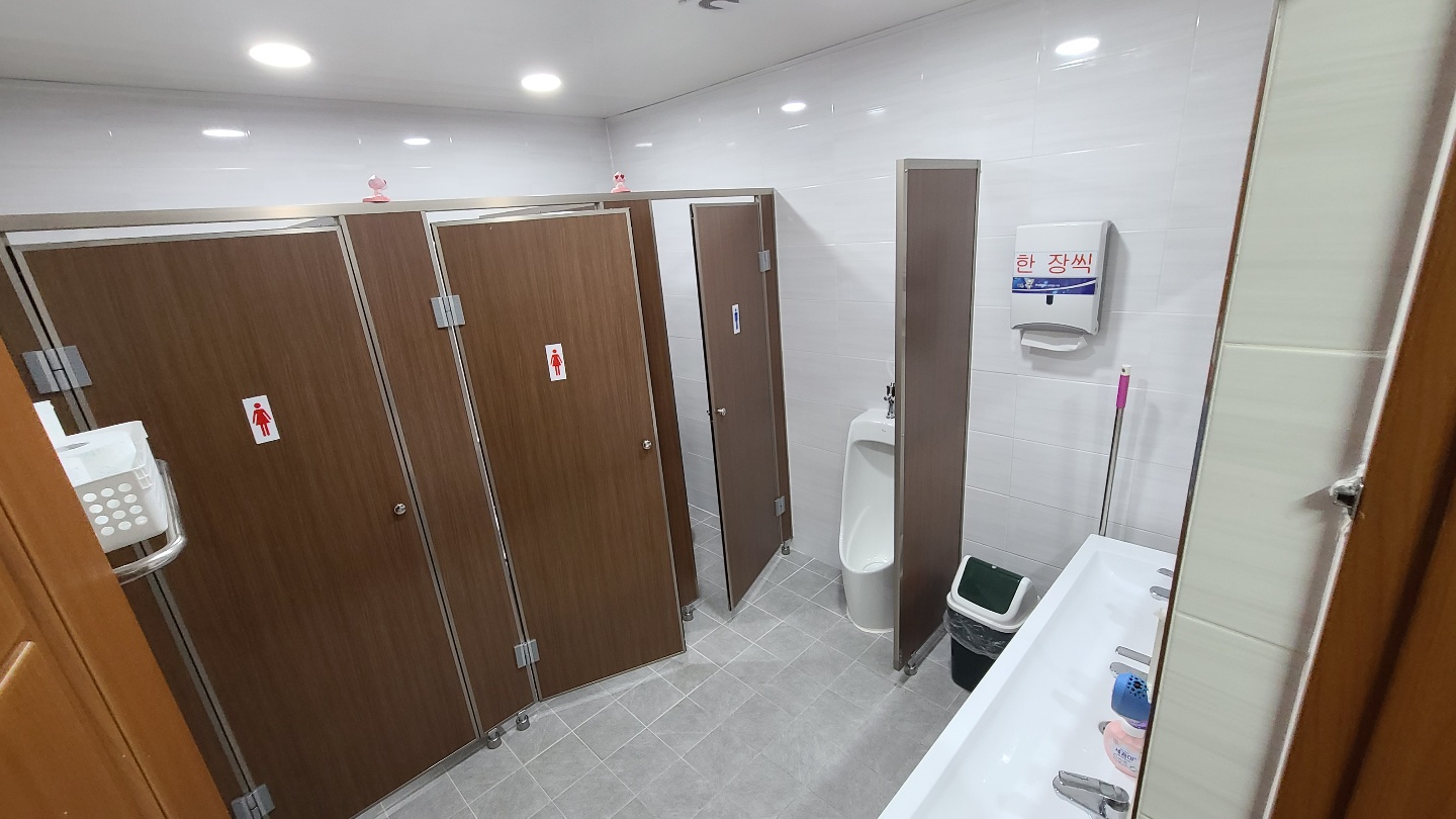 6번째 이미지:아이들이 예꿈지역아동센터 앞에서 찍은 단체사진입니다.6