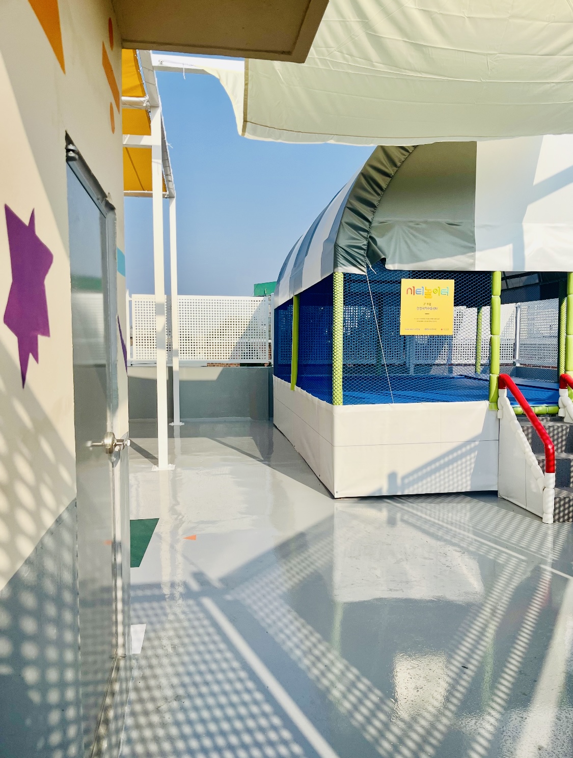 2번째 이미지:시설 현관입니다.2